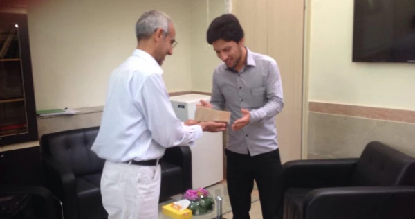 بسته های فرهنگی اهدایی از سوی بیت مقام معظم رهبری به  دانشجومعلمان  مرکز آموزش عالی شهدای مکه تقدیم شد. 2