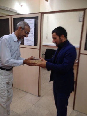 بسته های فرهنگی اهدایی از سوی بیت مقام معظم رهبری به  دانشجومعلمان  مرکز آموزش عالی شهدای مکه تقدیم شد. 2