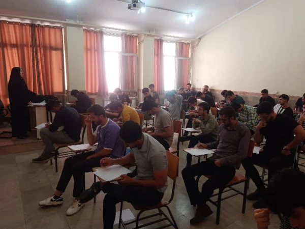 برگزاری آزمون دورۀ تابستان سال تحصیلی 1401-1402 در مرکز آموزش عالی شهدای مکه 5