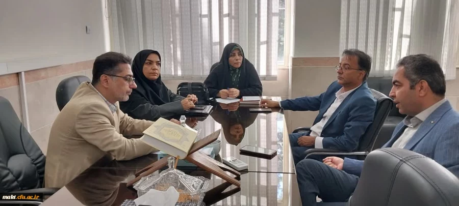 بازدید  معاون محترم مدیر کل نشر و تولید علم دانشگاه فرهنگیان و  ناظر محترم پژوهش و کتابداری از کتابخانل مرکز آموزش عالی شهدای مکه 2